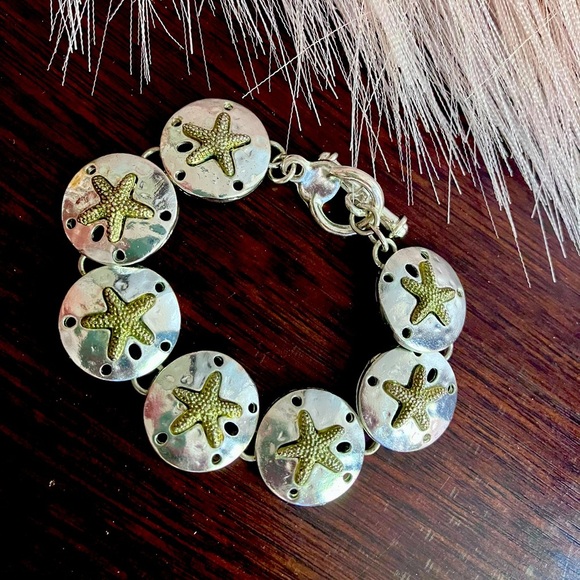 Silver sand dollar link bracelet. 7” includes clasp. - Picture 4 of 7